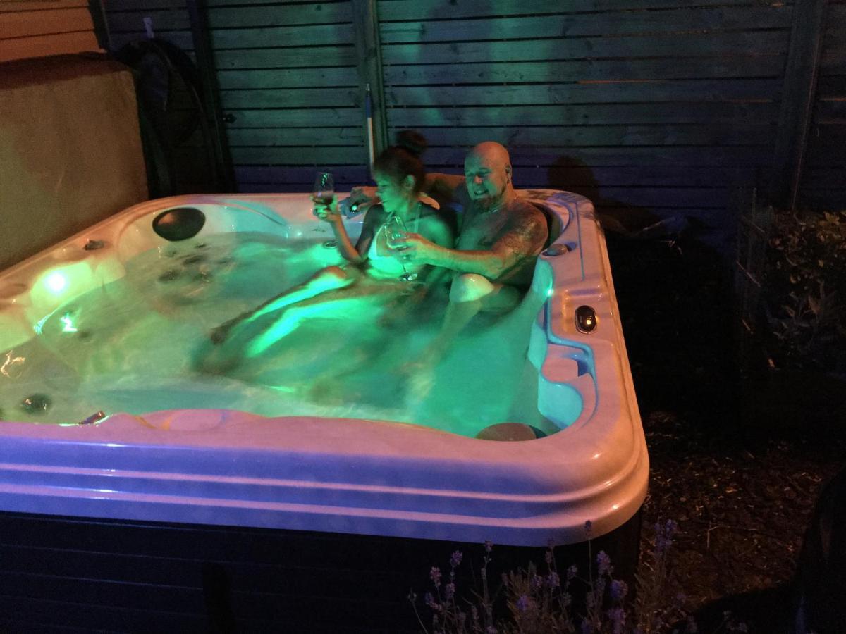 Love-Nest With Private Hot Tub Toronto Exterior foto
